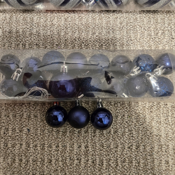 COPY - LOT OF 51 - VARIETY OF BLUE/SILVER CHRISTMAS HOLIDAY DECOR/ORNAMENTS - Picture 3 of 10